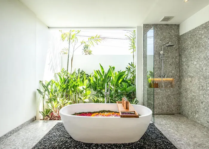 Brand New Luxury 5 Bedroom Villa 200M To Brawah Beach *