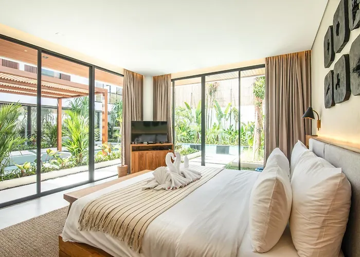 Brand New Luxury 5 Bedroom Villa 200M To Brawah Beach 别墅 *