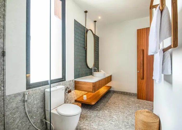 Brand New Luxury 5 Bedroom Villa 200M To Brawah Beach *