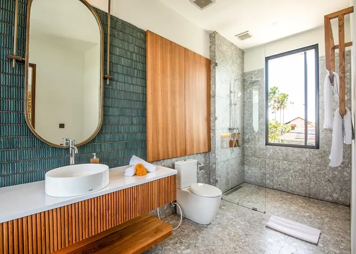 Brand New Luxury 5 Bedroom Villa 200M To Brawah Beach *