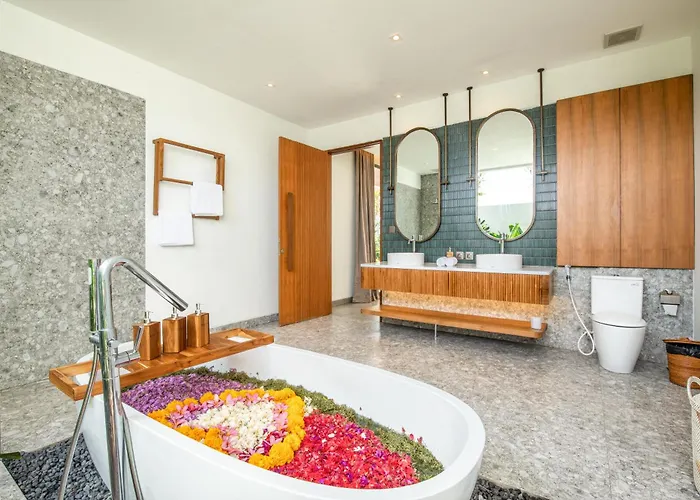 Brand New Luxury 5 Bedroom Villa 200M To Brawah Beach *