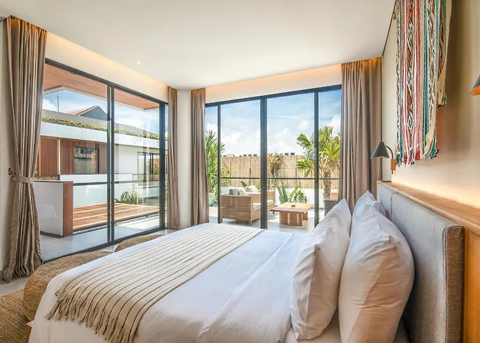 Brand New Luxury 5 Bedroom Villa 200M To Brawah Beach 别墅