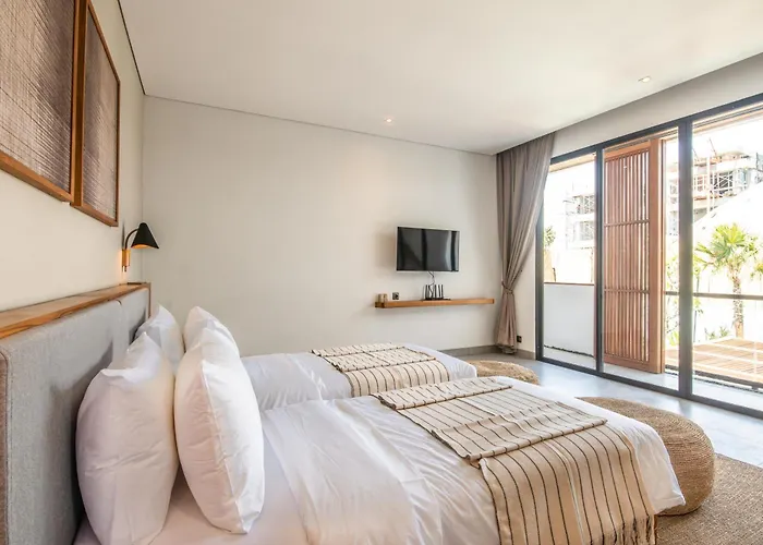 Brand New Luxury 5 Bedroom Villa 200M To Brawah Beach 别墅 *