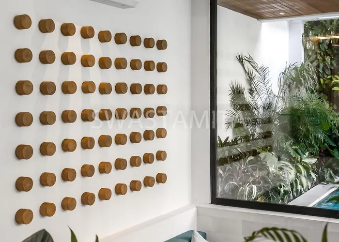 Brand New Luxury 5 Bedroom Villa 200M To Brawah Beach 别墅 *